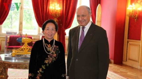 La vice-présidente Nguyen Thi Doan rencontre le président du Sénat français