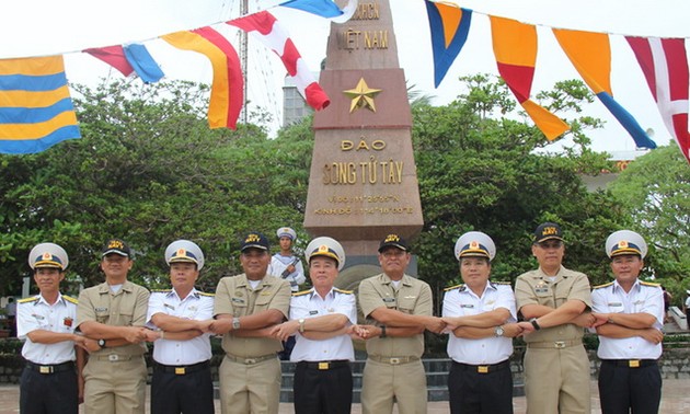 Echanges entre les marines vietnamienne et philippine sur l’île Song Tu Tây