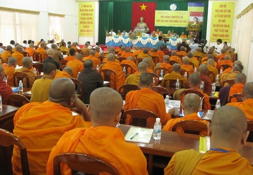 Les bouddhistes theravada participent au développement national
