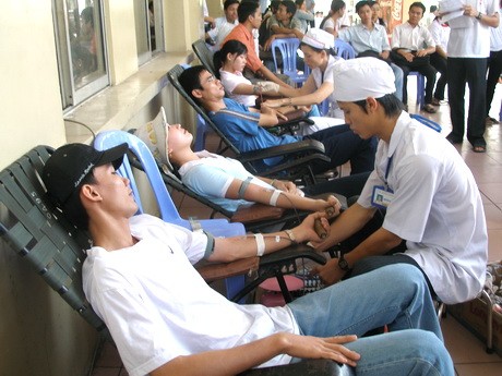 Nguyen Thien Nhan reçoit les donneurs de sang exemplaire de 2014 
