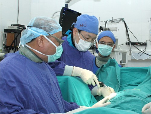 Le premier à appliquer la chirurgie endoscopique de la colonne vertébrale au Vietnam