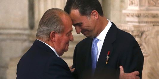 Espagne : le roi Juan Carlos passe officiellement la main