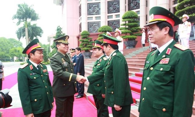 Le chef d’état-major philippin en visite au Vietnam 
