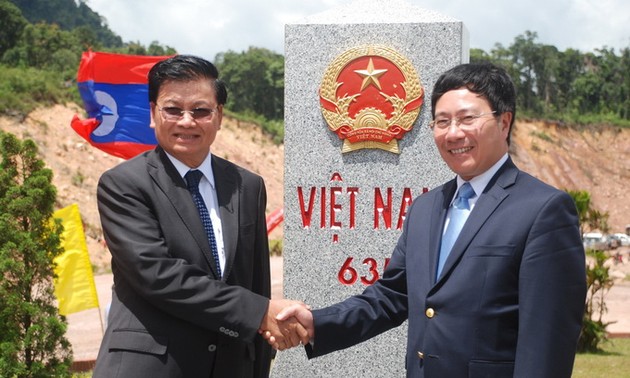 Pham Binh Minh rencontre son homologue laotien à Quang Tri