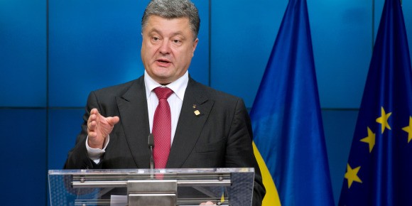 L'Ukraine signe un accord avec l'UE et prolonge la trêve avec les séparatistes