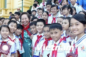  Les enfants pionniers reçus par la vice présidente Nguyen Thi Doan 