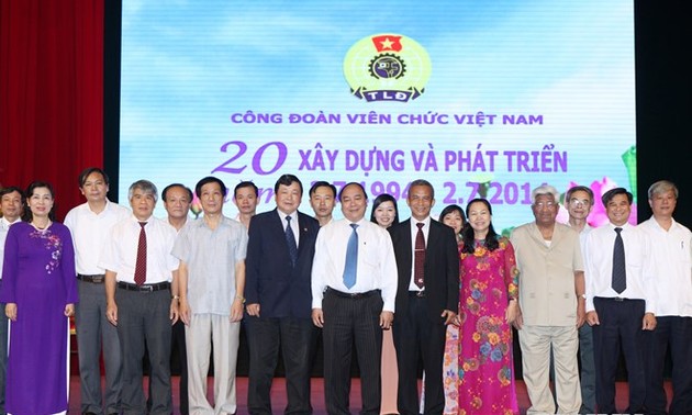 Nguyen Xuan Phuc au 20ème anniversaire du syndicat des fonctionnaires vietnamiens