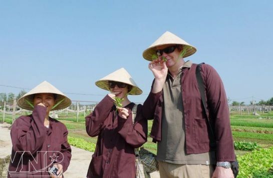 Les touristes se mettent dans la peau d’un paysan vietnamien à Hoi An