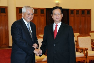 Le Premier ministre Nguyen Tan Dung reçoit le chef de la diplomatie philippine