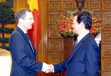 Nguyen Tan Dung reçoit les ambassadeurs britannique et polonais