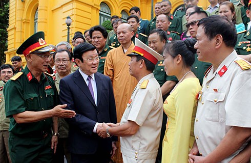 Le président Truong Tan Sang reçoit les anciens soldats de la division 356