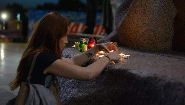 Accident dans le métro russe: des ukrainiens apportent des fleurs à l’ambassade russe