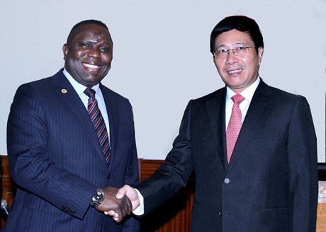 Le ministre des Affaires étrangères zambien reçu par Pham Binh Minh
