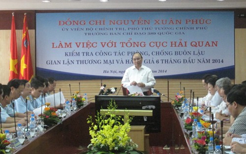 Nguyen Xuan Phuc travaille avec le Département général des Douanes