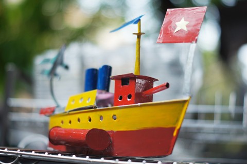 Le bateau au kérosène, un jouet traditionnel qui pourrait rester à flot