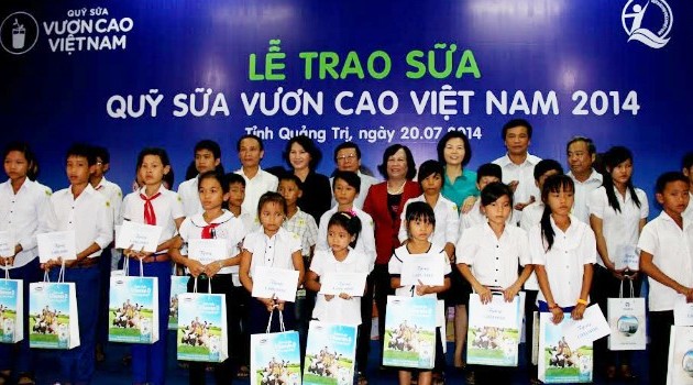 Vinamilk offre du lait aux enfants de Quang Tri