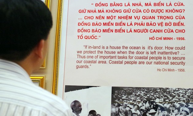Vernissage de l’exposition « Le président Ho Chi Minh avec la mer et les îles du Vietnam »
