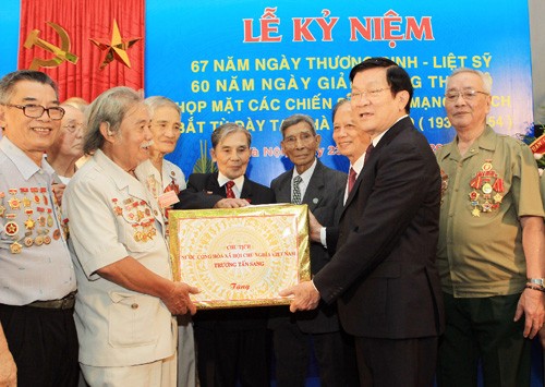Le président Truong Tan Sang rencontre les anciens prisonniers politiques de Hoa Lo