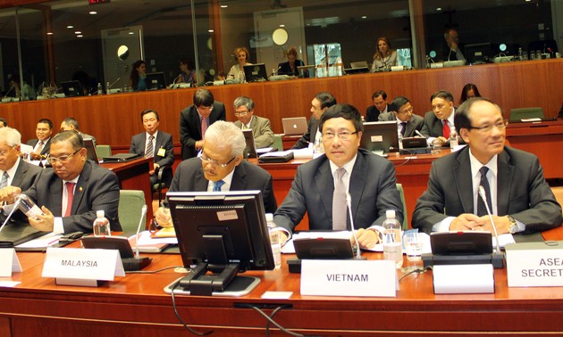 Les ministres des AE de l’ASEAN et de l’UE affirment le rôle du Vietnam