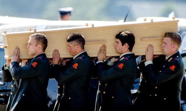 Les Pays-Bas accueillent les premières dépouilles des victimes du vol MH17
