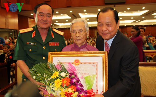 Remise du titre de mères vietnamiennes héroïques