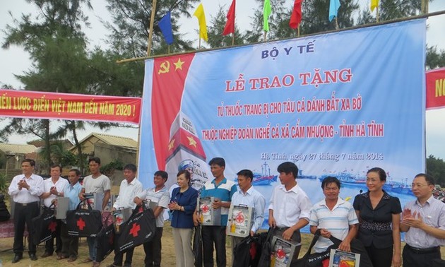 Le ministère de la santé distribue des kits de secours médical aux pêcheurs de Hà Tinh