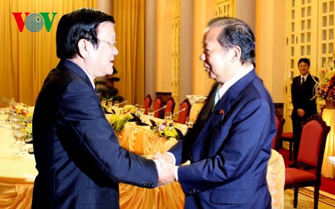Truong Tan Sang reçoit le président du Comité du budget de la chambre basse nippone