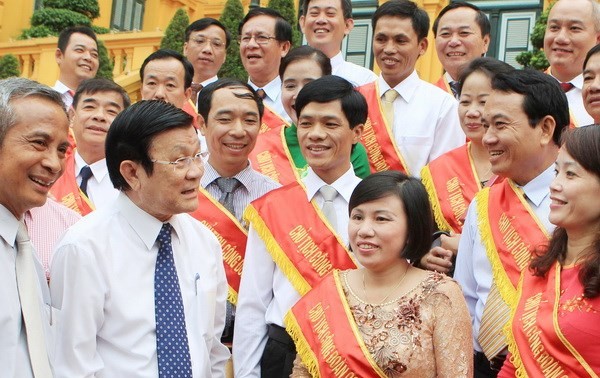 Le président Truong Tan Sang reçoit les syndicalistes exemplaires
