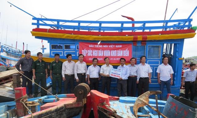 La Voix du Vietnam accompagne les pêcheurs au large
