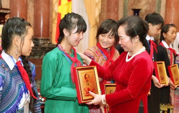 Les étudiants illustres de Lào Cai honorés par la vice présidente de la république