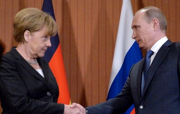 Poutine et Merkel ont discuté d'une trêve en Ukraine