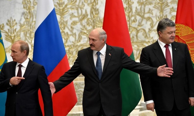 Poutine et Porochenko se serrent la main en Biélorussie