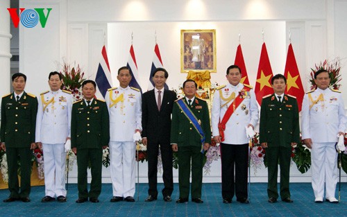 La croix du chevalier de Thaïlande pour le chef d’état major de l’armée vietnamienne