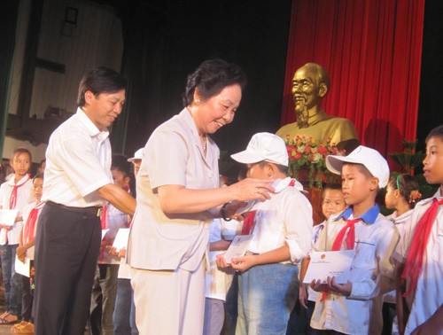 Nguyen Thi Doan accorde des bourses aux élèves de Nam Dinh