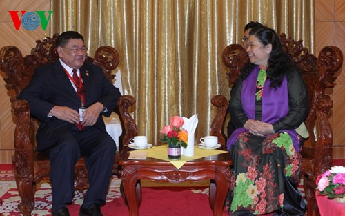 Tong Thi Phong reçoit les chefs des délégations chinoise, japonaise et cambodgienne