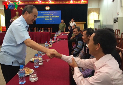 Nguyen Thien Nhan reçoit les patriarches Mong de Hoa Binh