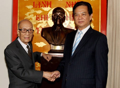 Le PM Nguyen Tan Dung présente ses voeux de longévité au héros Vu Khiêu
