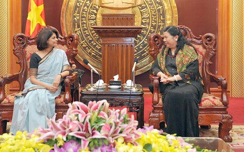La vice-présidente de l’AN Tong Thi Phong reçoit Pratibha Mehta