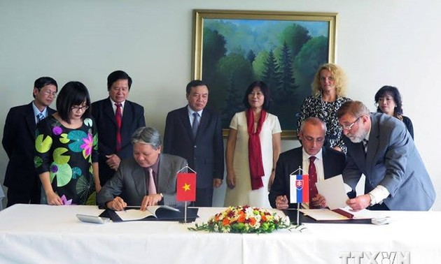 Le PM slovaque salue le rétablissement de la coopération judiciaire avec le Vietnam 
