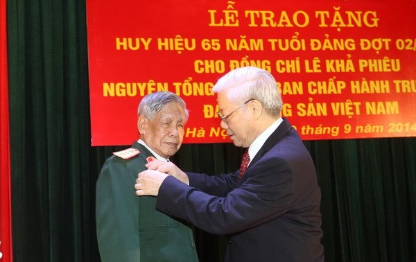 Le Kha Phieu décoré de l’insigne de 65 ans d’appartenance au PCV 