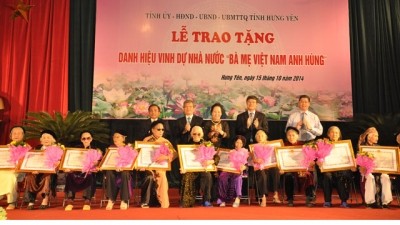 Nguyen Thi Doan honore les Mères vietnamiennes héroïques de Hung Yen