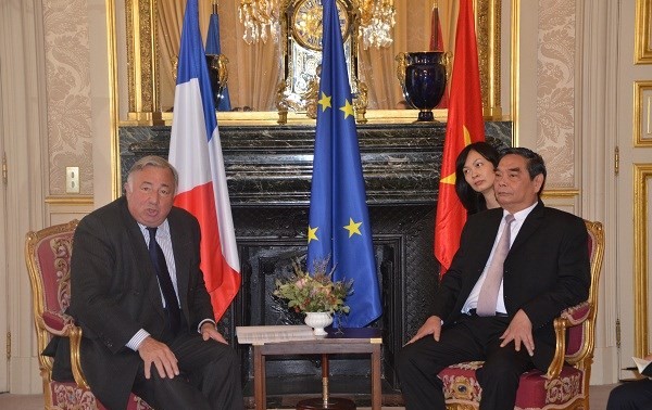 Lê Hông Anh rencontre des responsables de partis politiques au sénat français