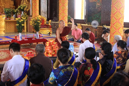 La fête de Kathina célébrée au village culturel et touristique des ethnies du Vietnam