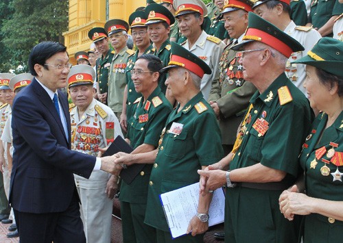 Truong Tan Sang reçoit des anciens soldats de la division héroïque numéro 1