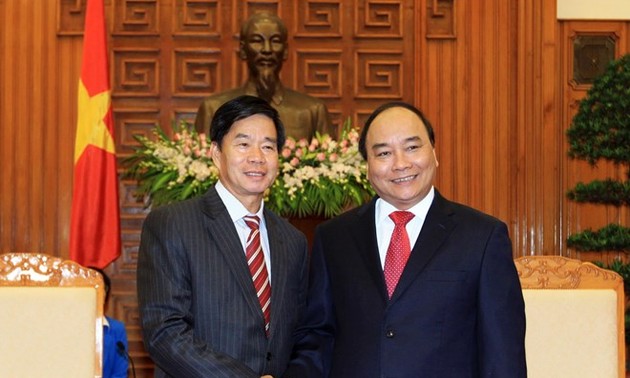 Le vice-Premier ministre Nguyen Xuan Phuc reçoit le maire de Vientiane