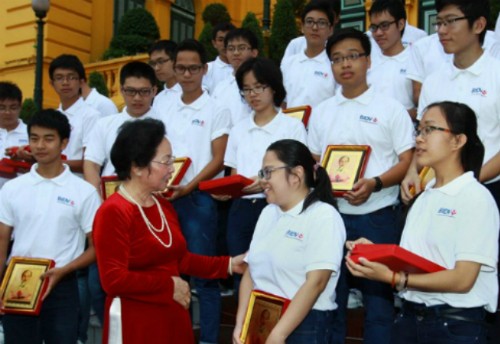 Nguyen Thi Doan félicite les lauréats des olympiades internationales de 2014