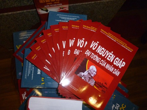 Sortie de trois livres en l’honneur des 70 ans de l’armée vietnamienne