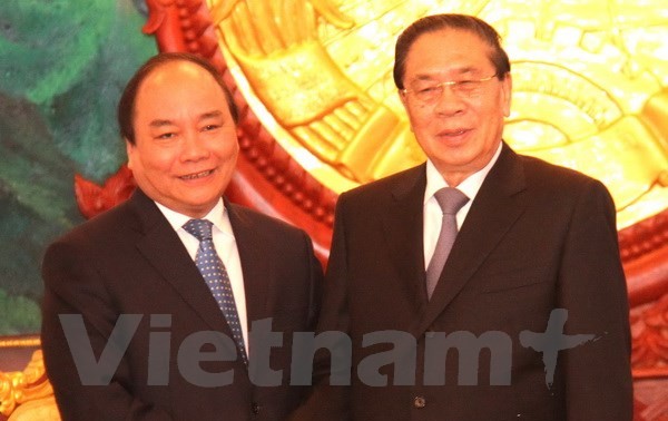 Nguyen Xuan Phuc rend visite aux dirigeants laotiens