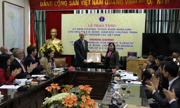 Le directeur de CDC (Etats-Unis) honoré au Vietnam