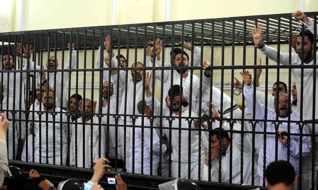 Plus de 300 partisans de Morsi devant la justice militaire